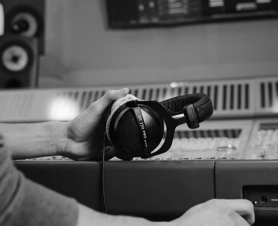 File:Beyerdynamic DT-990 Pro Headphones top.jpg - Wikimedia Commons